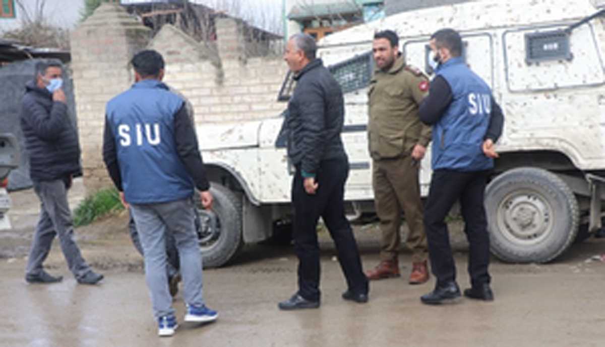 जम्मू-कश्मीर पुलिस ने 3 आतंकवादियों, एक सहयोगी के खिलाफ आरोप पत्र पेश किया